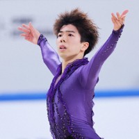 男子SPで演技する佐藤駿＝中国・重慶で2025年10月24日、吉田航太撮影