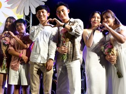 同性婚を認める法律の施行を祝って開かれた合同結婚式のイベントに参加するカップルら＝バンコクで2025年1月23日、武内彩撮影