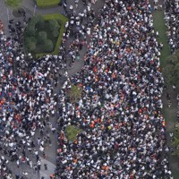 参院選の街頭演説に集まった人たち＝東京都港区で2025年7月19日、本社ヘリから