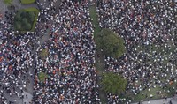 参院選の街頭演説に集まった人たち＝東京都港区で2025年7月19日、本社ヘリから