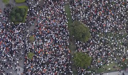 参院選の街頭演説に集まった人たち＝東京都港区で2025年7月19日、本社ヘリから