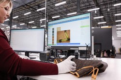 ルイ・ヴィトンのバッグを検査し、本物かどうかを確かめる中古高級ブランド品販売サイト「ザ・リアルリアル」の従業員（米ニュージャージー州）＝Caitlin Ochs for The Wall Street Journal