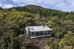 森に囲まれたこの家には14平方メートルのテラスがある＝Ben Weller for WSJ 