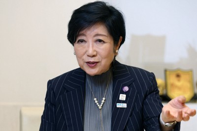女性政治家を取り巻く環境について話す小池百合子都知事＝東京都新宿区で2025年10月22日、小林努撮影