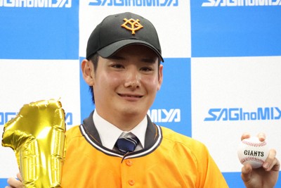 巨人から1位指名を受け、ポーズをとる鷺宮製作所の竹丸和幸投手＝埼玉県狭山市で2025年10月23日午後6時26分、白川徹撮影