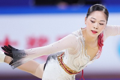 女子フリーで演技する吉田陽菜＝中国・重慶で2025年10月25日、吉田航太撮影