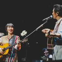 原由子さん（左）と桑田佳祐さん＝東京都千代田区の日本武道館で2025年10月12日（ビクターエンタテインメント/タイシタ提供）
