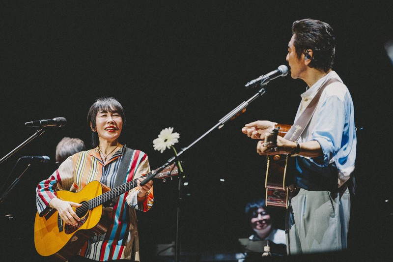 原由子さん（左）と桑田佳祐さん＝東京都千代田区の日本武道館で2025年10月12日（ビクターエンタテインメント/タイシタ提供）