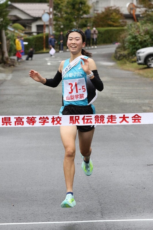 山梨学院大学　駅伝競走部　トランプ　美品 全国高校駅伝：県予選 山梨学院 男女制覇 ／山梨 | 毎日新聞