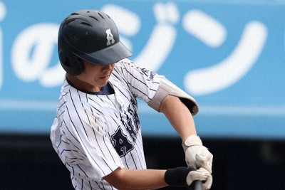 【阿南光－藤井】延長タイブレーク十回表阿南光1死二、三塁、篠原が右犠飛を放つ＝松山市の坊っちゃんスタジアムで2025年10月25日、西村剛撮影