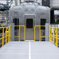 サヤ912（手前）とデヤ902＝東京都日野市で2025年9月30日、渡部直樹撮影