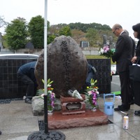 納骨を見守る遺族たち＝東京都八王子市元八王子町の東京霊園で2025年10月26日午後0時58分、椋田佳代撮影