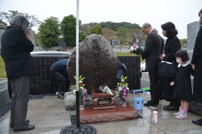 納骨を見守る遺族たち＝東京都八王子市元八王子町の東京霊園で2025年10月26日午後0時58分、椋田佳代撮影