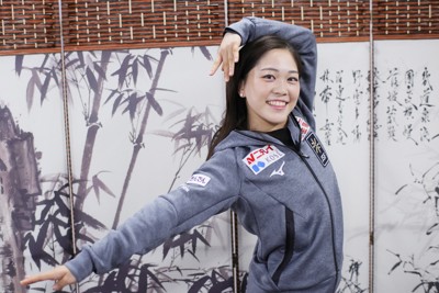 フリーから一夜明け、ツルのポーズをとる吉田陽菜＝中国・重慶で2025年10月26日、吉田航太撮影