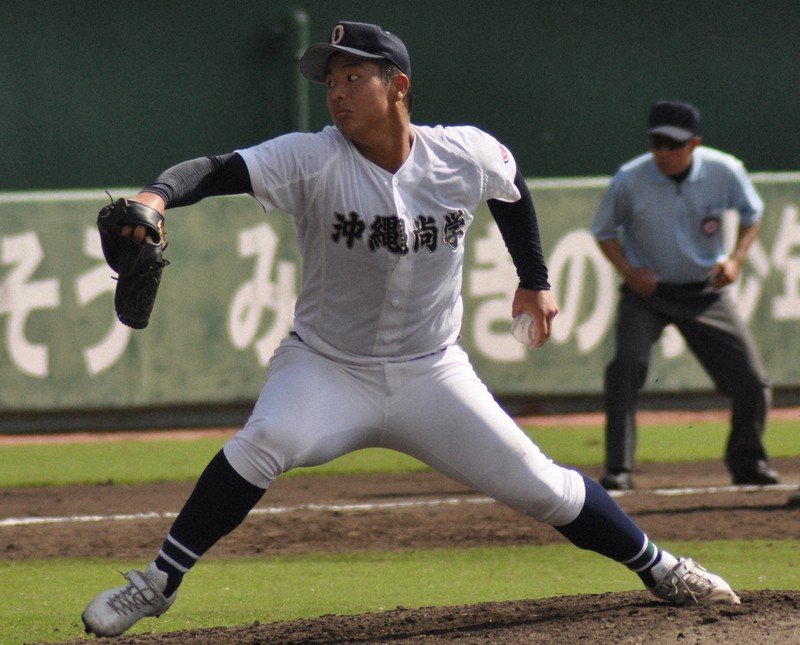 夏の王者・沖縄尚学が8強入り 二枚看板の継投 秋季高校野球九州 | 毎日新聞