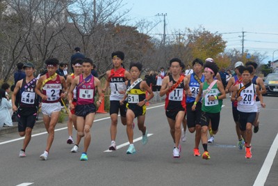 佐賀県予選で一斉にスタートする男子の選手たち＝佐賀市で2025年10月26日午前11時21分、石川貴教撮影