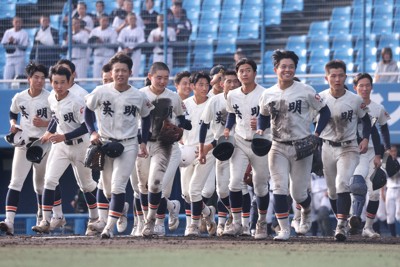 【英明－阿南光】優勝し、スタンドの応援団にあいさつに向かう英明の選手たち＝坊っちゃんスタジアムで2025年10月26日、西村剛撮影