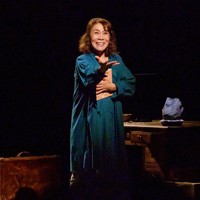 金子順子さんの一人芝居「マリヤの賛歌－石の叫び」の一場面＝大阪市天王寺区の一心寺シアター倶楽で2025年9月15日午後3時41分、関雄輔撮影