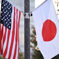 日米の国旗＝平田明浩撮影