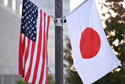 日米の国旗＝平田明浩撮影