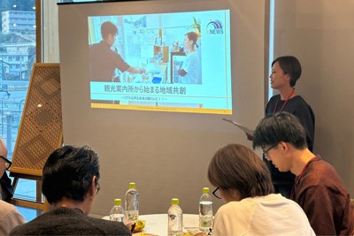 宮城県気仙沼市内で行われたセカンドキャリアを考えるツアー。50代を中心に20人の参加者が地元企業の話に熱心に耳を傾けた＝JOINS提供