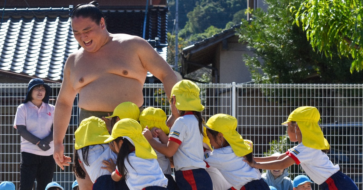 子どもたちが力士と餅つきや相撲対決、交流楽しむ　九州場所前に