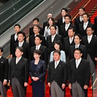 高市内閣が発足し、記念写真に納まる高市早苗首相（前列中央）と閣僚ら＝首相官邸で2025年10月21日午後11時34分、平田明浩撮影