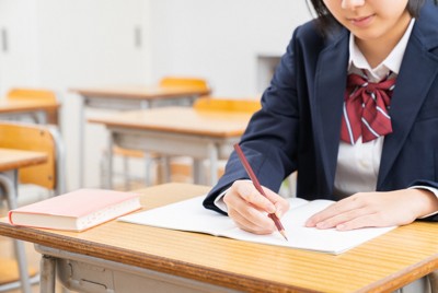 娘は朝から夕方まで学校の自習室にこもって受験勉強に励んだ（写真はイメージ）＝ゲッティ