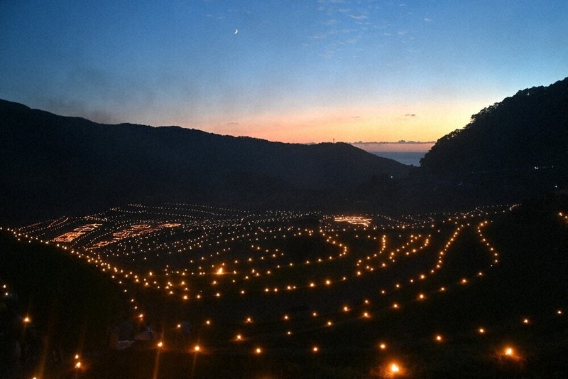 棚田にわたるあかり 夕日と竹灯籠が描く幻想的風景 長崎 | 毎日新聞