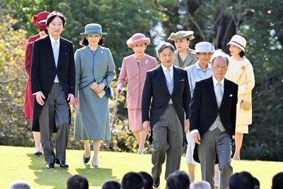 秋の園遊会に臨まれる天皇、皇后両陛下と皇族方＝東京・元赤坂の赤坂御苑で2025年10月28日午後1時56分（代表撮影）