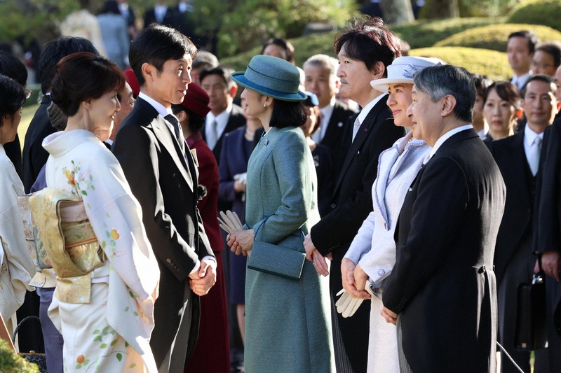 秋の園遊会 両陛下から競走馬の名前次々 招待の武豊さんも驚き | 毎日新聞