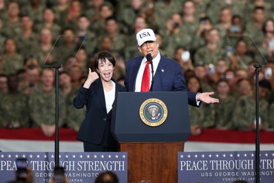 米原子力空母ジョージ・ワシントンの艦内で演説に臨むトランプ米大統領（右）と高市早苗首相＝神奈川県横須賀市の米海軍横須賀基地で2025年10月28日午後4時18分、後藤由耶撮影