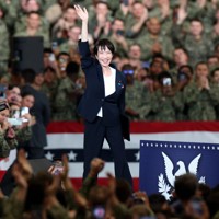 米原子力空母ジョージ・ワシントンの艦内でトランプ米大統領に促されて演台に向かう高市早苗首相＝神奈川県横須賀市の米海軍横須賀基地で2025年10月28日午後4時18分、後藤由耶撮影