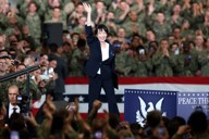 米原子力空母ジョージ・ワシントンの艦内でトランプ米大統領に促されて演台に向かう高市早苗首相＝神奈川県横須賀市の米海軍横須賀基地で2025年10月28日午後4時18分、後藤由耶撮影