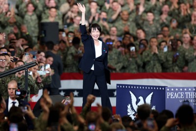 米原子力空母ジョージ・ワシントンの艦内でトランプ米大統領に促されて演台に向かう高市早苗首相＝神奈川県横須賀市の米海軍横須賀基地で2025年10月28日午後4時18分、後藤由耶撮影