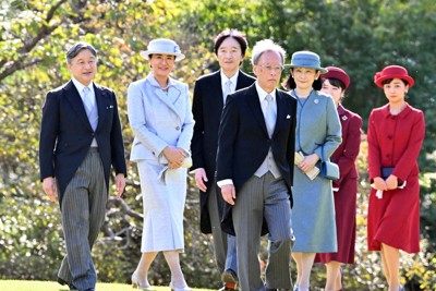 秋の園遊会に臨まれる天皇、皇后両陛下と皇族方＝東京・元赤坂の赤坂御苑で2025年10月28日午後1時55分（代表撮影）