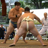 日体大の杉本弘樹選手（左）＝東京都千代田区の靖国神社相撲場で2025年9月21日午後0時1分、大村健一撮影