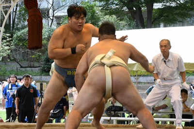 日体大の杉本弘樹選手（左）＝東京都千代田区の靖国神社相撲場で2025年9月21日午後0時1分、大村健一撮影