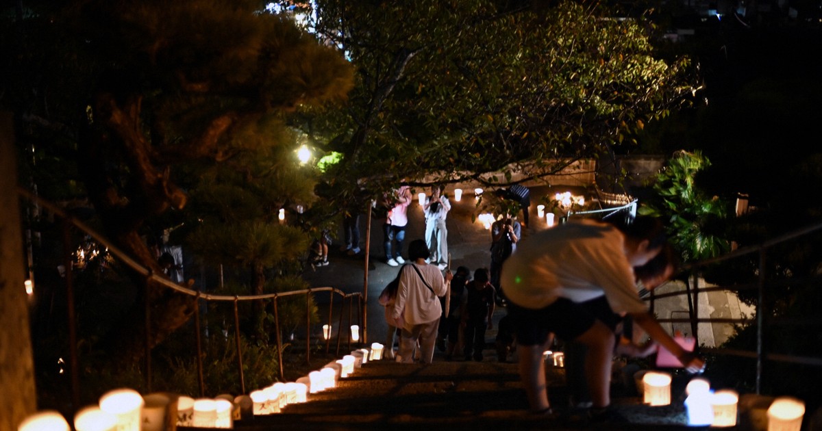 Easy Japanese news in translation: 25,000 lanterns illuminate city in Hiroshima Prefecture