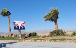 空港近くの通りに設置されたガザを巡る和平会議の看板＝エジプト東部シャルムエルシェイクで2025年10月13日、金子淳撮影