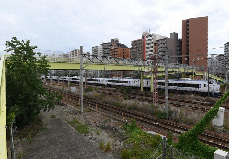 昭和30年代【レア】当時物☆横断歩道を守り続けた☆おまわりさん高さ1m20cm れとろ探訪：東海道線をまたぐ歩道橋 ／大阪 | 毎日新聞
