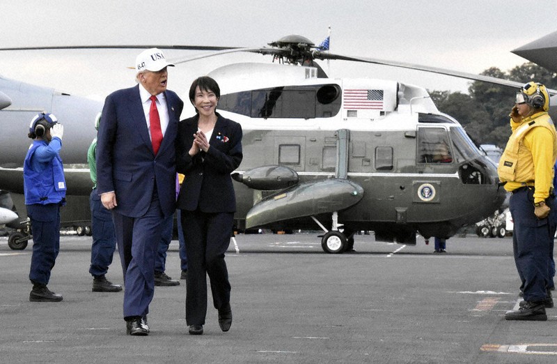 高市首相：首相、米兵歓声に笑顔 自衛隊関与、強化示唆 空母乗艦