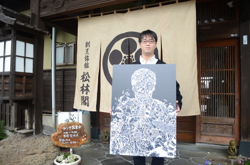 高校生妖怪探究家の熱い“妖怪愛” 「座敷わらしが出る宿」で個展 | 毎日新聞