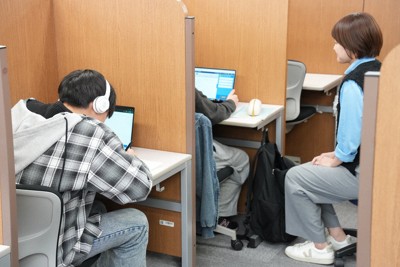 ベネッセが運営するフリースクールの様子。キャンパスを利用する生徒はブースでパソコンと向き合い、質問があればスタッフが応じる＝東京都内で2025年10月24日午後1時6分、斎藤文太郎撮影