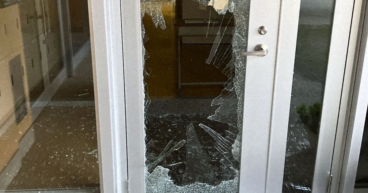 クマが小学校のガラス割り休校に　防犯カメラには体当たりする様子