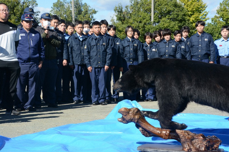 クマ撃退スプレー、冷静に使えるよう… 群馬県警が初の実技訓練 [写真