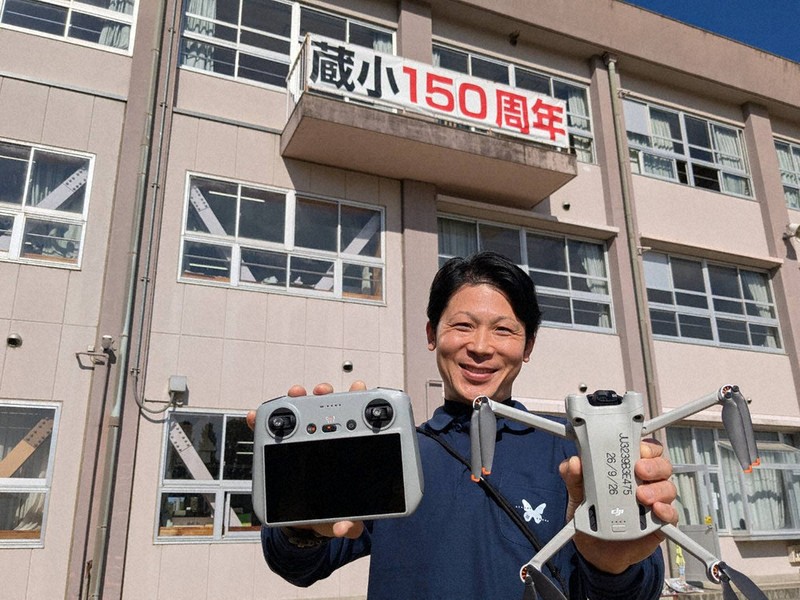 人文字で150周年祝う 蔵持小 児童ら描き、ドローン空撮 同窓会が費用