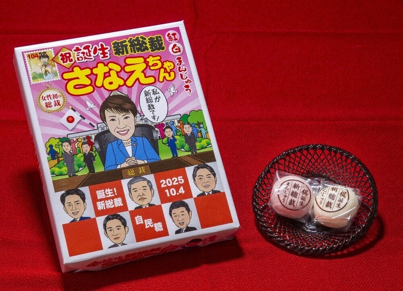 天高市神社 「聖地」巡り 早苗ファン、フィーバー 紅白まんじゅうも