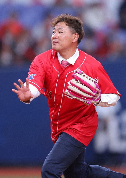 社会人野球日本選手権：レジェンド始球式 赤いスタンド、懐かしい 福留