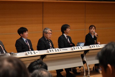 日本救急医学会のシンポジウムで、終末期医療に関するガイドラインの改定について議論する帝京大の伊藤香准教授（右端）ら＝大阪市北区で2025年10月30日午前11時36分、寺町六花撮影
